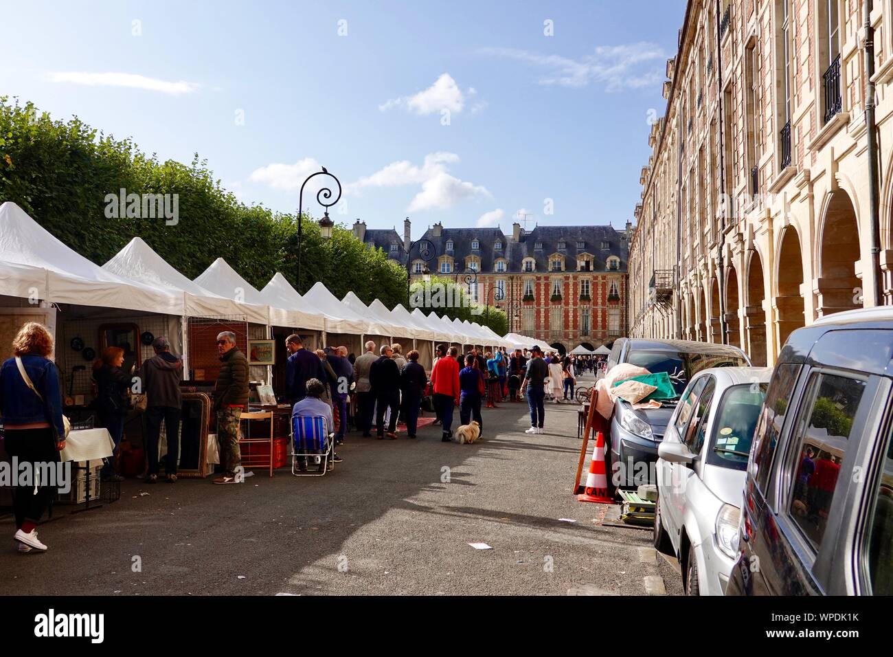 Les vendeurs mis en place dans le cadre de la vente de tentes sur une assortis occupé dimanche matin à la Place des Vosges dans le Marais, Paris, France. Banque D'Images