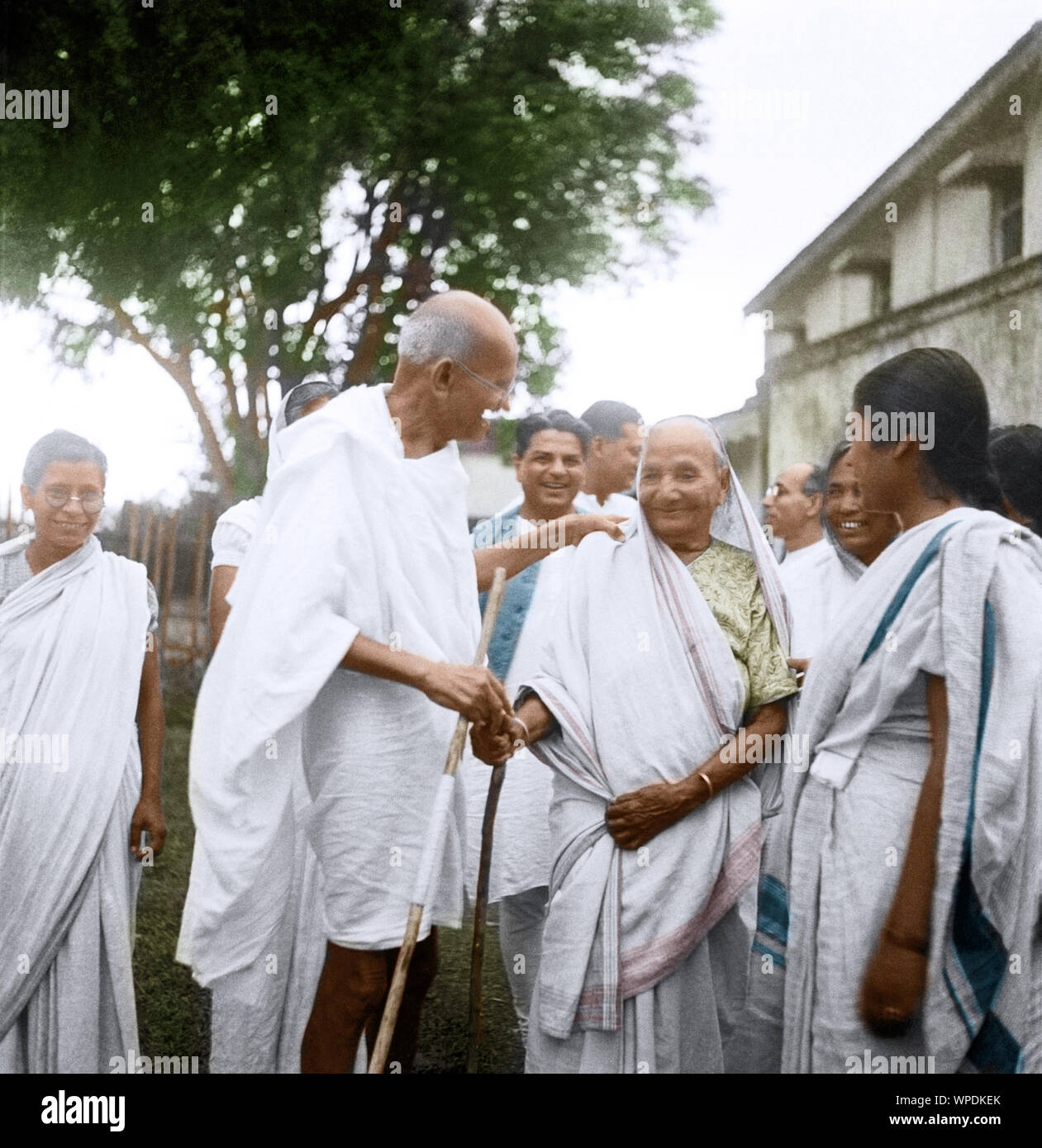 Mahatma Gandhi avec Jankidevi Bajaj d'autres membres, à Wardha, Maharashtra, Inde, Asie, 1945 Banque D'Images