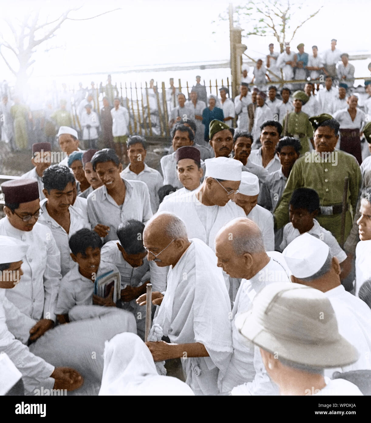 Mahatma Gandhi de Sardar Vallabhbhai Patel et accueillis par les gens de la gare, l'Inde, l'Asie, 1945 Banque D'Images