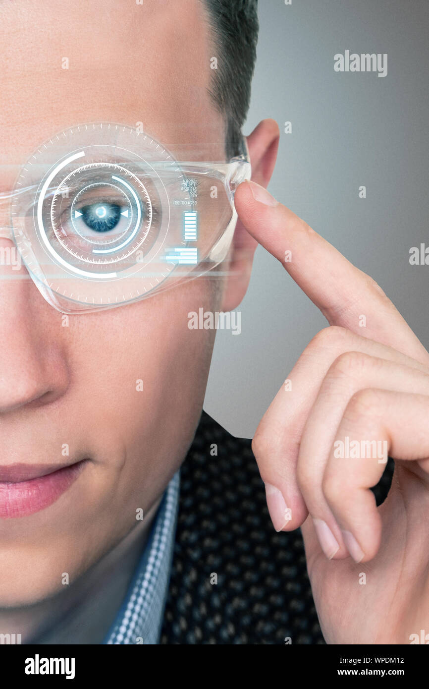 Un homme à lunettes de réalité augmentée avec un afficheur tête haute. 4.0 Concept de l'industrie Banque D'Images