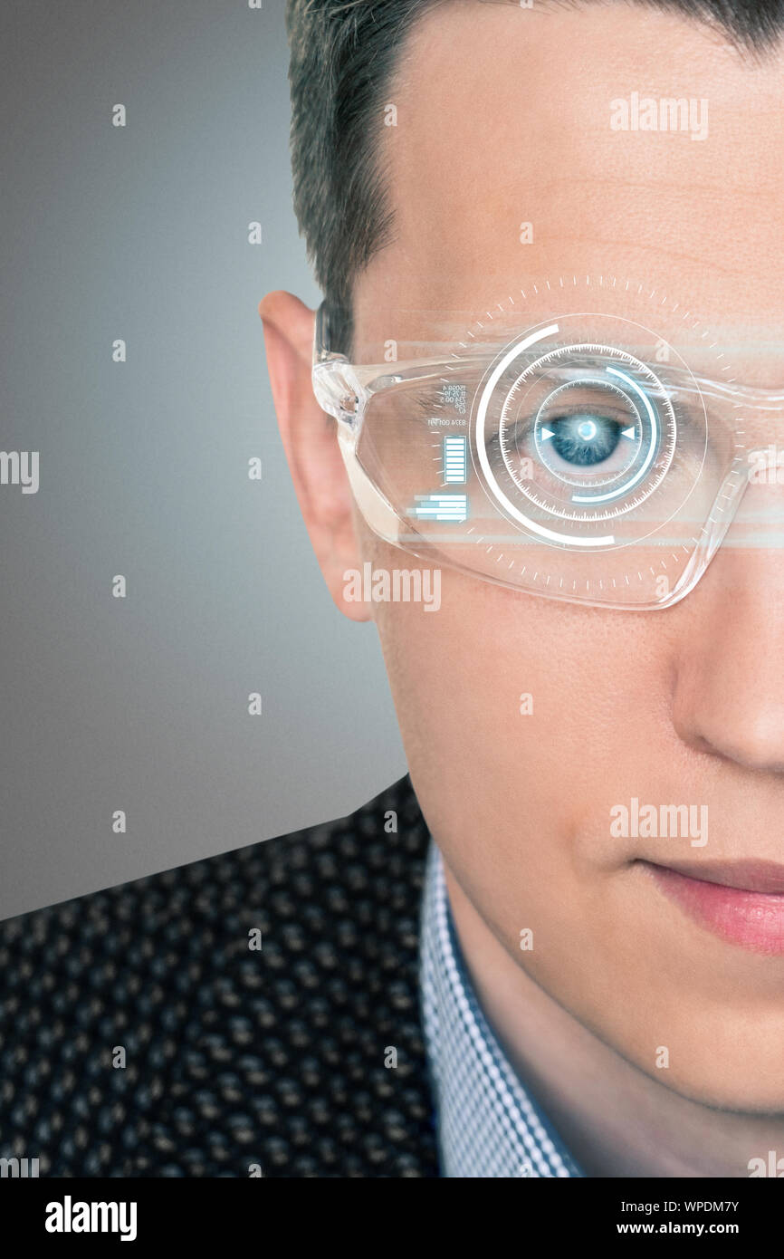 Un homme à lunettes de réalité augmentée avec un afficheur tête haute. 4.0 Concept de l'industrie Banque D'Images
