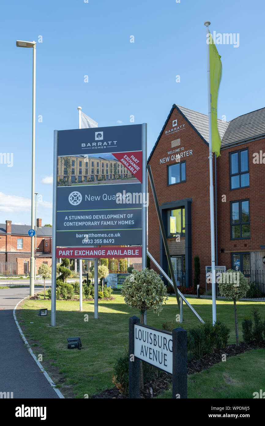 Développement de nouveaux logements à Bordon, Hampshire, UK - Nouveau trimestre Barratt Homes panneau publicitaire sur l'Avenue Louisbourg Banque D'Images