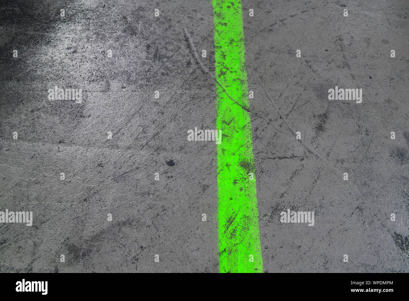 Ligne verte sur le sol en ciment, rayé. Banque D'Images