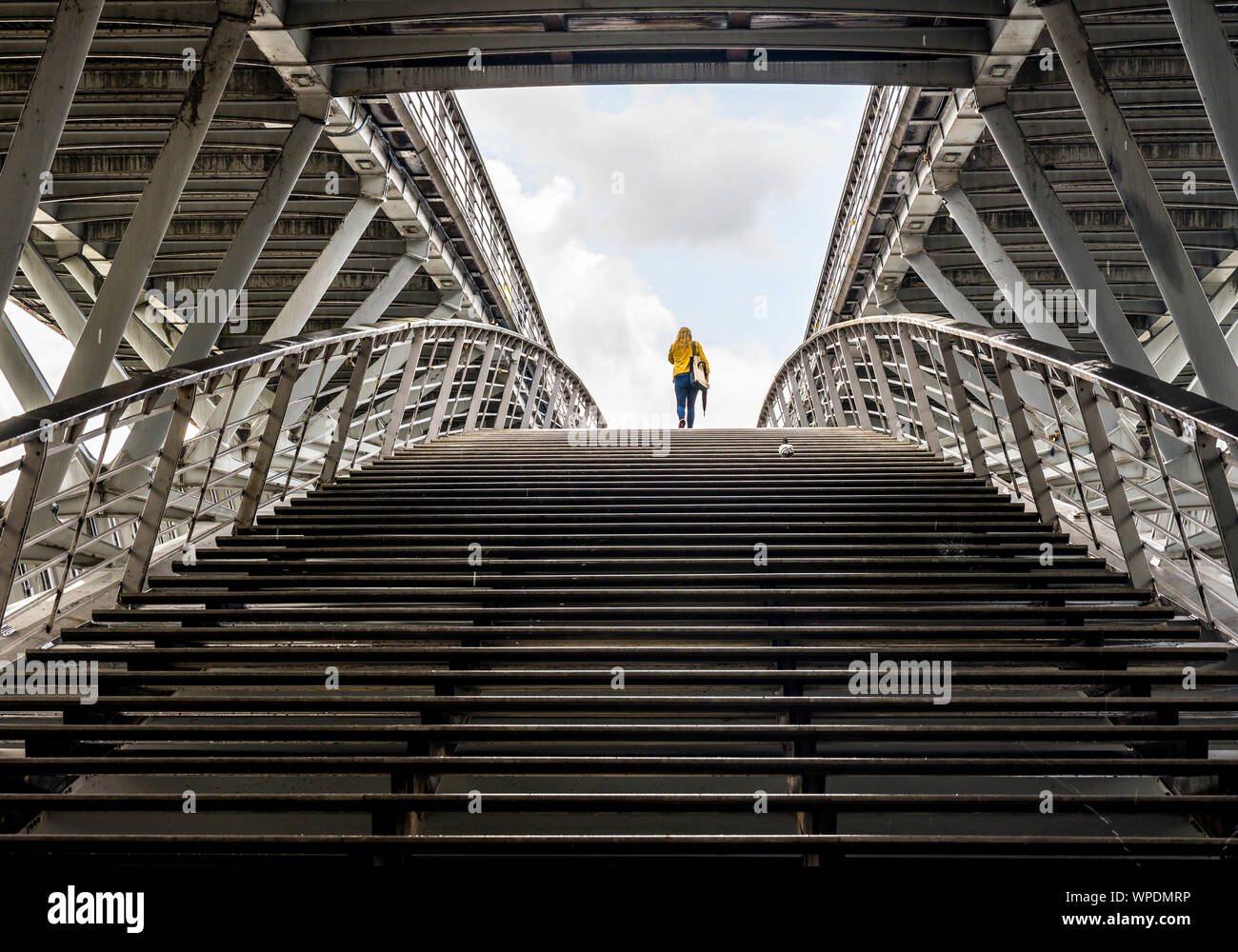 Arch truss pont structurels sur la Seine à Paris connexion de rues de la ville divisée par la rivière et aussi une sorte d'art de l'ingénierie Banque D'Images