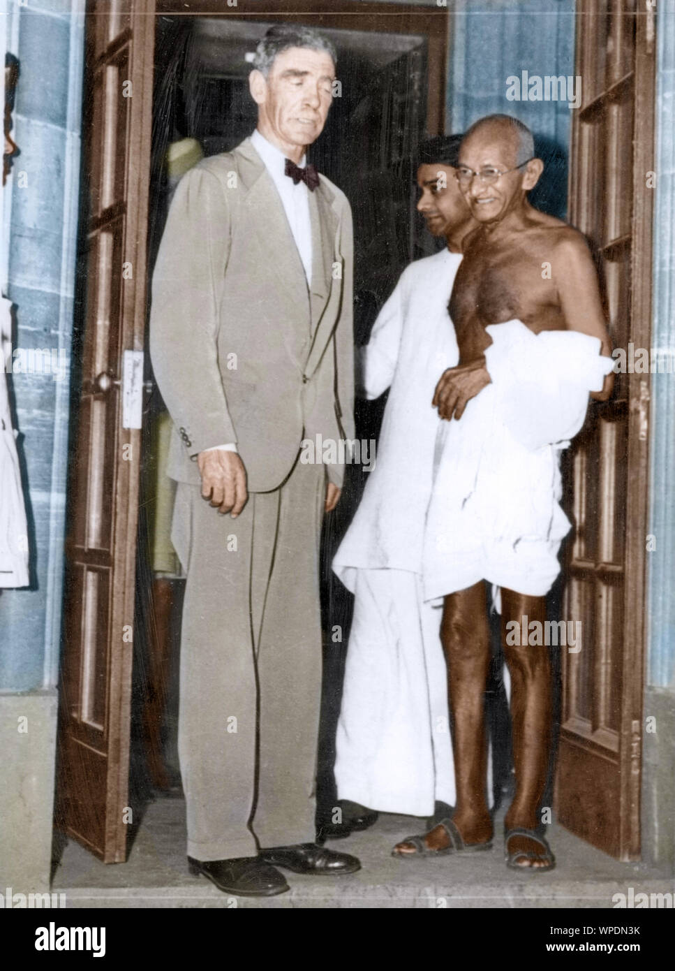 Mahatma Gandhi Le Lieutenant-colonel de M S Fraser après discussion, Delhi, Inde, Asie, 3 avril 1946 Banque D'Images