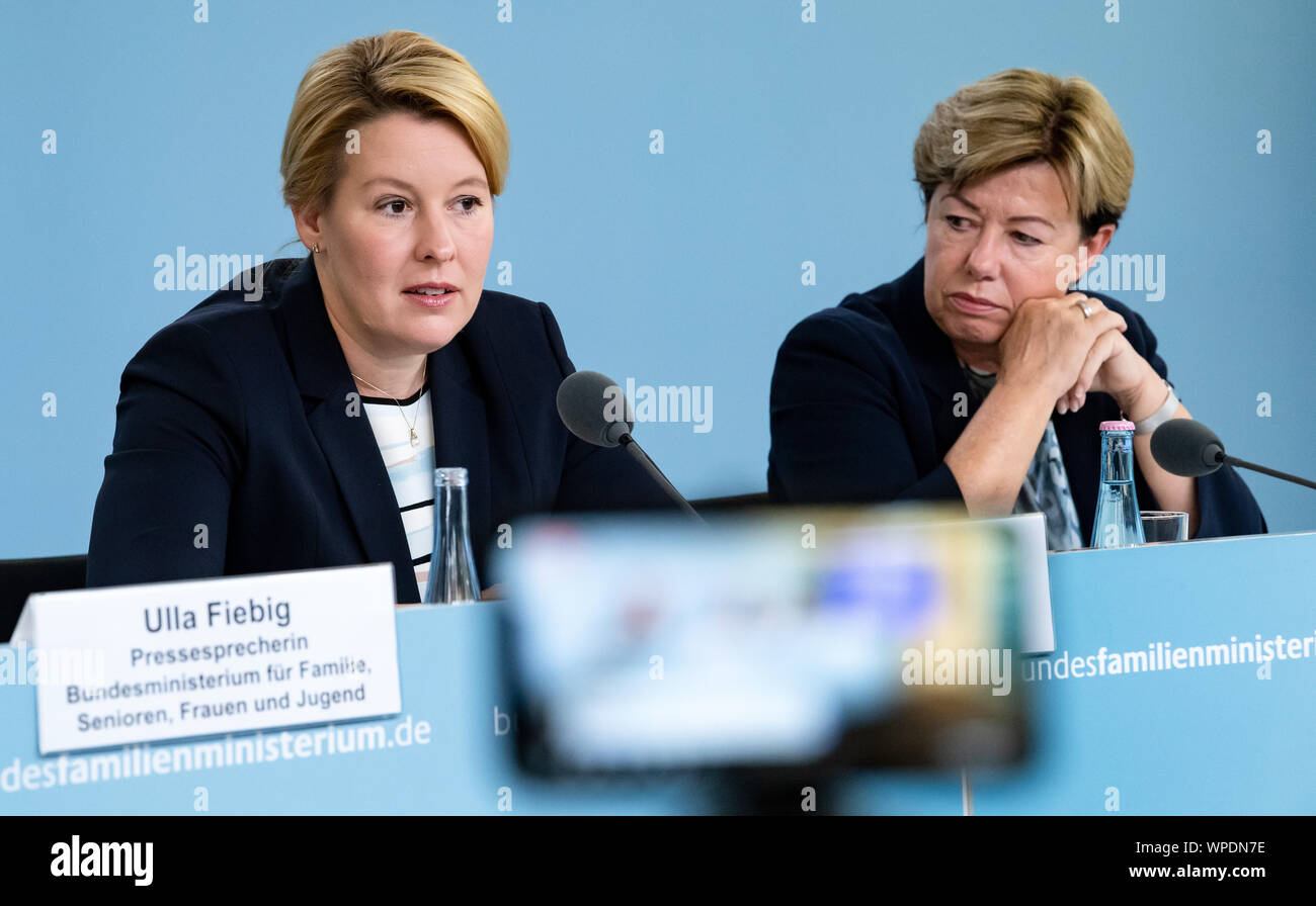 09 septembre 2019, Berlin : Franziska Giffey (l, SPD), Ministre fédéral des affaires familiales, et Renate Köcher, directeur général de l'institut Allensbach pour la recherche sur l'opinion publique, tiendra une conférence de presse. Ils ont présenté les résultats de l'enquête actuelle sur la question de savoir ce que la population attend de la politique familiale. Les résultats devraient fournir des informations sur la question de savoir si et dans quelle mesure la politique familiale répond aux attentes de la population et des familles. Photo : Bernd von Jutrczenka/dpa Banque D'Images