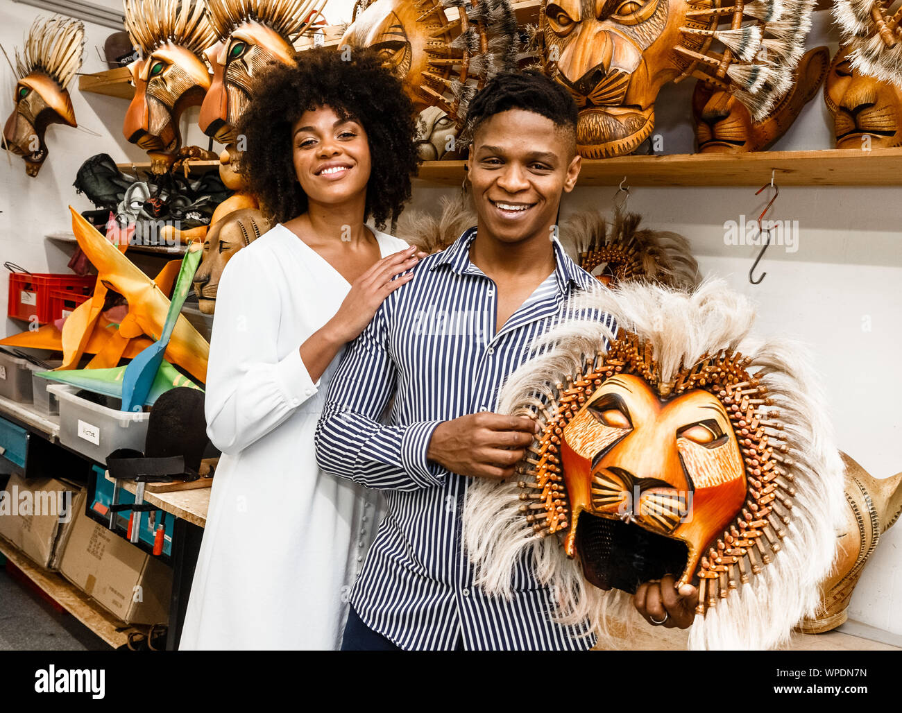 14 août 2019, Hambourg : La chanteuse suisse Melina M'Poy et la chanteuse sud-africaine espère Maine sont dans l'atelier masques de l'Hambourg encore de 'Le Lion King'. Ils sont un couple marié et de jouer les premiers rôles de Nala et Simba sur scène. Photo : Markus Scholz/dpa Banque D'Images