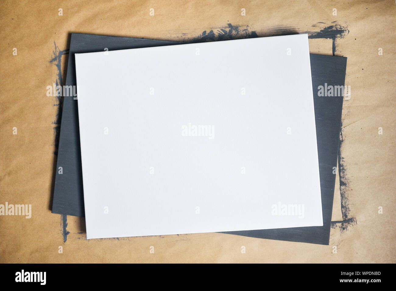 Feuille de papier blanc sur le fond de pâte kraft et peint noir feuille avec place pour votre texte Banque D'Images