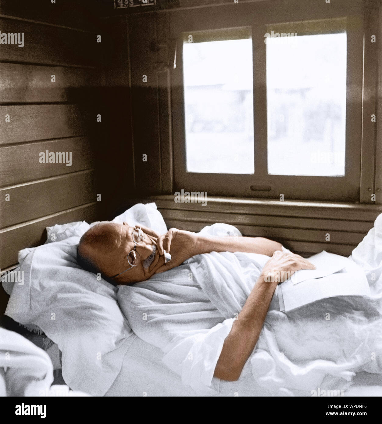 Mahatma Gandhi dormir dans un compartiment de train, en Inde, en Asie, en mai 1946 Banque D'Images