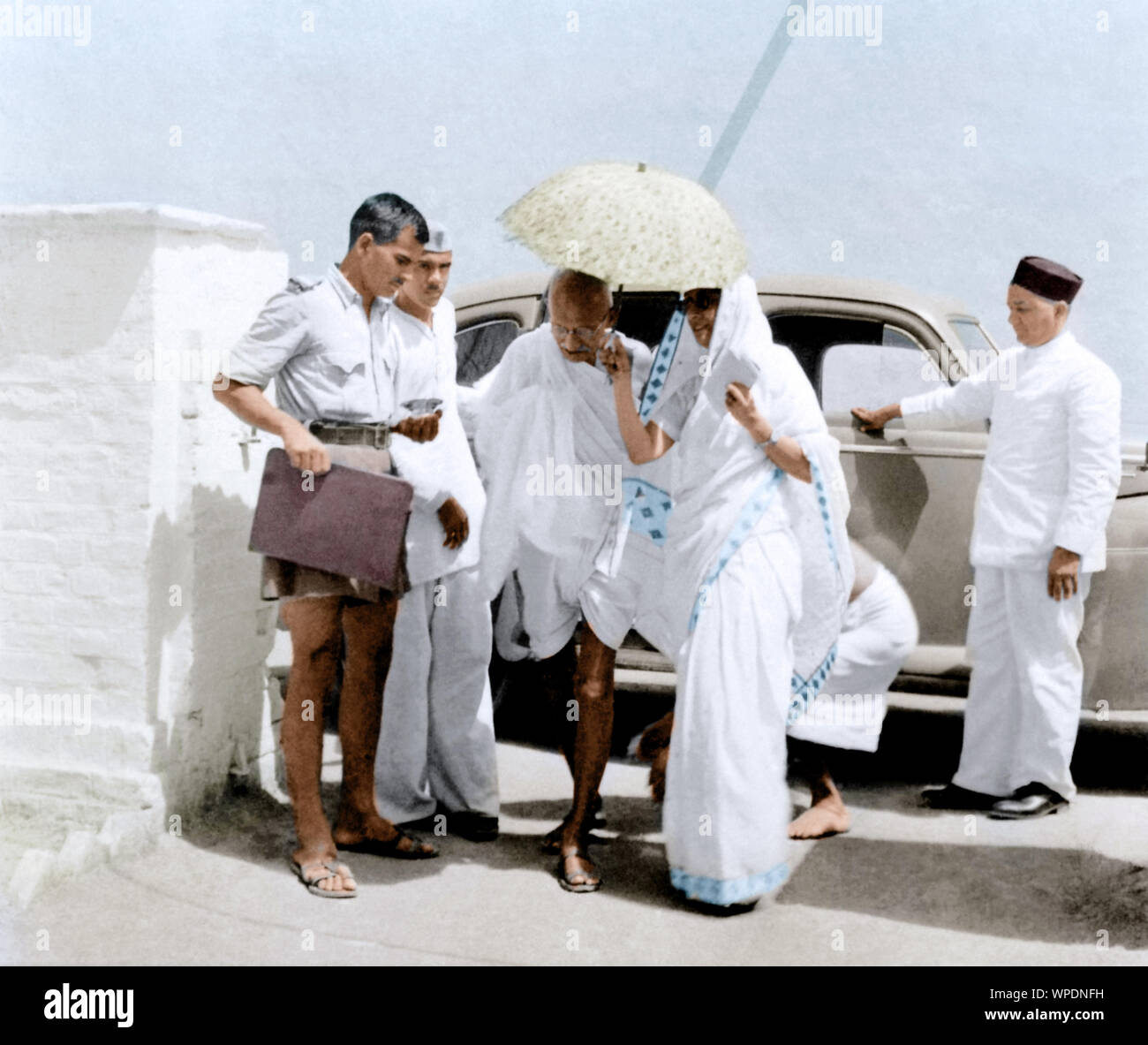 Mahatma Gandhi et Rajkumari Amrit Kaur laissant voiture, New Delhi, Inde, Asie, Juin 1946 Banque D'Images