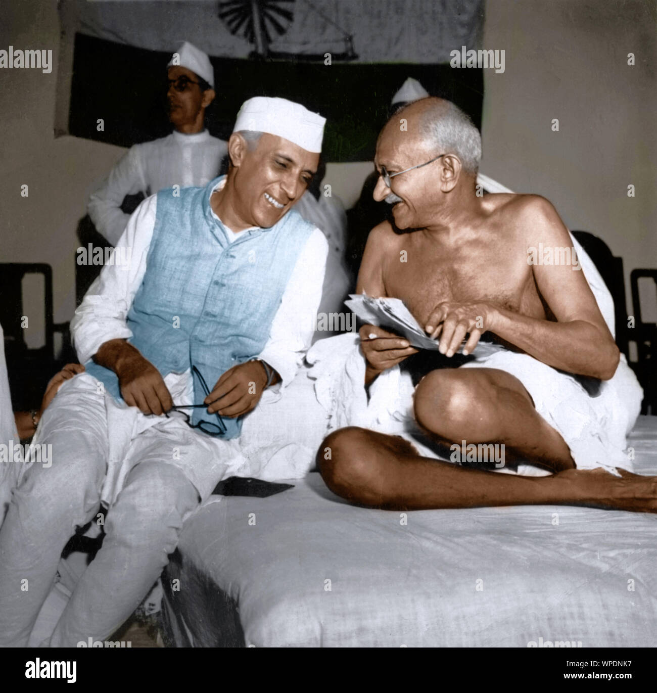Jawaharlal Nehru plaisantant avec Mahatma Gandhi, Bombay, Mumbai, Maharashtra, Inde, Asie, 6 juillet 1946, ancienne image vintage 1900s Banque D'Images