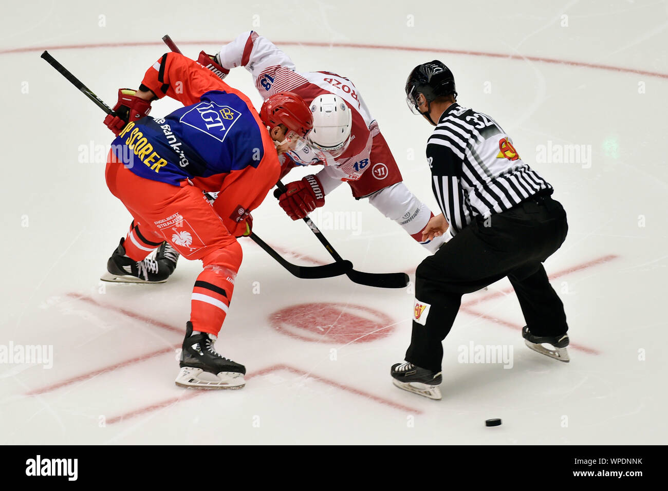 Trinec, République tchèque. 05Th Sep 2019. L-R Tomas Marcinko (Trinec) et Sergej Drozd (Brest) sur buly durant la Ligue des champions de hockey sur glace : groupe d match HC Ocelari Trinec - Yunost Minsk à Trinec, en République tchèque, le 8 septembre 2019. Photo : CTK Jaroslav Ozana/Photo/Alamy Live News Banque D'Images