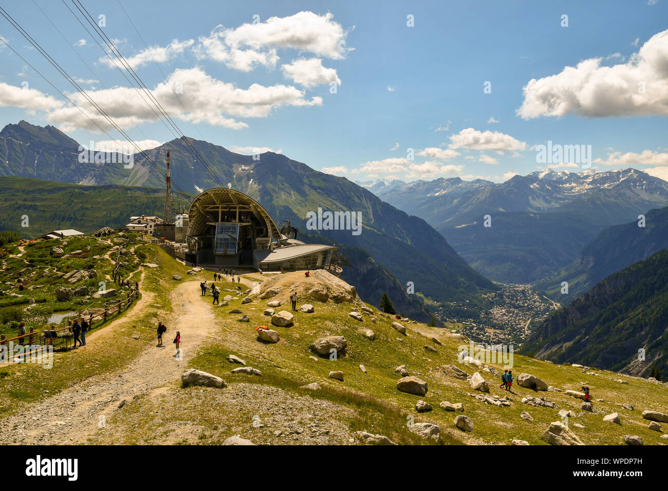 Portrait du Pavillon de la station de téléphérique Skyway Monte Bianco avec la vallée de Courmayeur et les Alpes italiennes en été, Aoste, Italie Banque D'Images