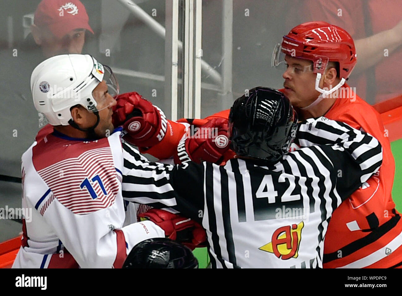 Trinec, République tchèque. 05Th Sep 2019. L-R Alexander Kulakov (Brest) et Aron Chmielewski (Trinec) bagarre au cours de la Ligue des champions de hockey sur glace : groupe d match HC Ocelari Trinec - Yunost Minsk à Trinec, en République tchèque, le 8 septembre 2019. Photo : CTK Jaroslav Ozana/Photo/Alamy Live News Banque D'Images