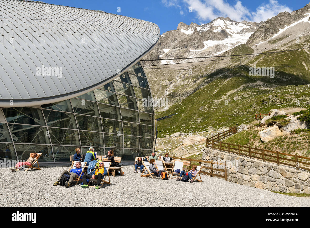 L'extérieur du pavillon de la station de téléphérique Skyway Monte Bianco avec les touristes et randonneurs se détendre et bronzer sur les transats, Courmayeur, Italie Banque D'Images