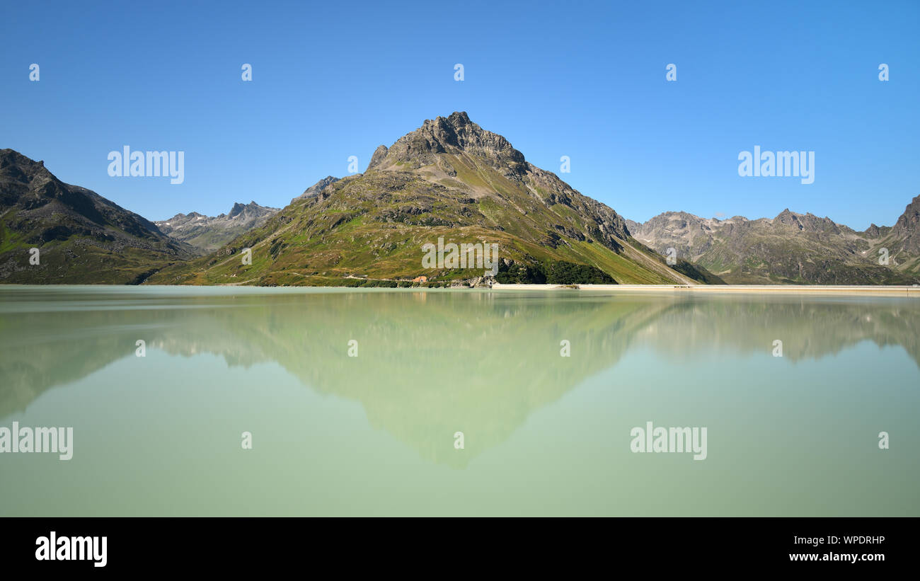 Scenic lac alpin avec réflexion de montagne en eaux calmes. Réservoir de Silvretta, Vorarlberg, Autriche. Banque D'Images