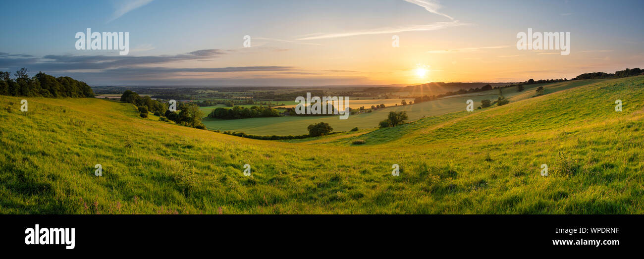 Une belle campagne anglaise scène sur le Kent Downs AONB au coucher du soleil. Banque D'Images