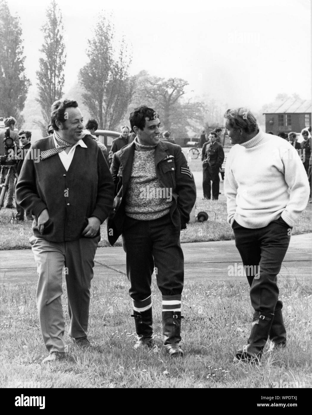 Co-productrice S. BENJAMIN FISZ IAN McSHANE et ROBERT SHAW à définir position franche tournage BATAILLE D'ANGLETERRE 1969 réalisateur Guy Hamilton Harry Saltzman et producteurs Benjamin Fisz Productions Spitfire / United Artists Banque D'Images