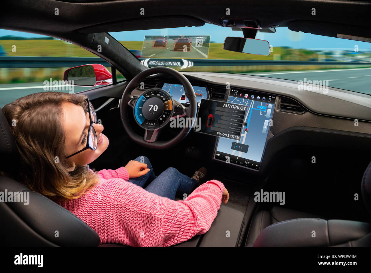 Une femme se reposer pendant que sa voiture est conduite par un pilote automatique. Concept de véhicule conduite auto Banque D'Images