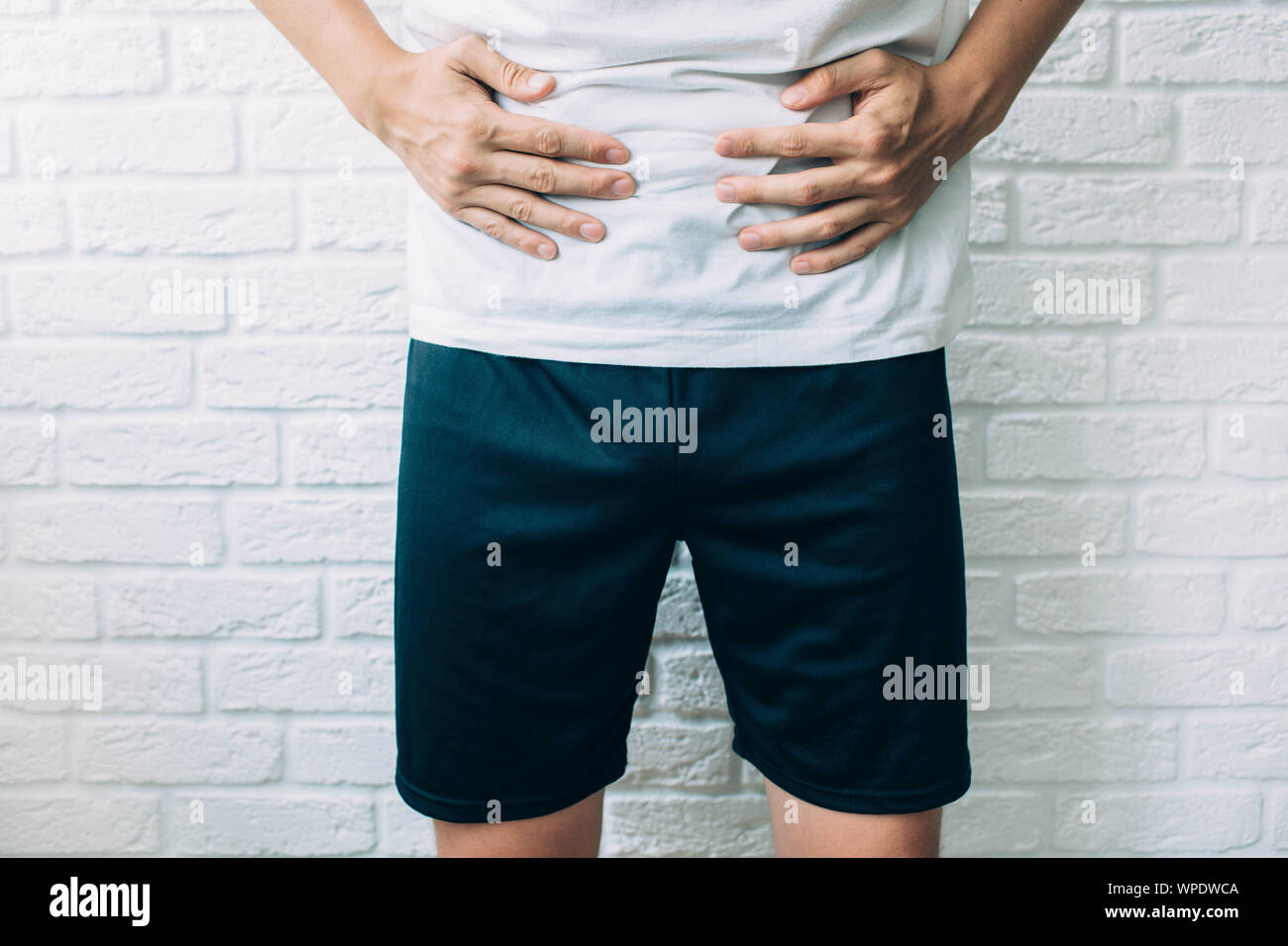 Portrait corps de l'homme souffrant d'estomac, des crampes et la diarrhée douleur abdominale Banque D'Images