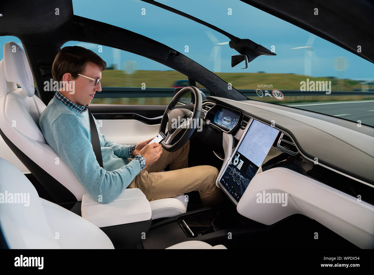 L'homme et sa voiture est conduite par un pilote automatique. Concept de véhicule conduite auto Banque D'Images