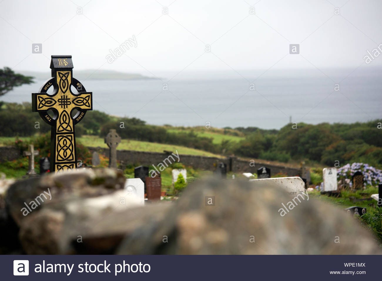 Une croix celtique dans un cimetière à l'ouest de l'Irlande Banque D'Images