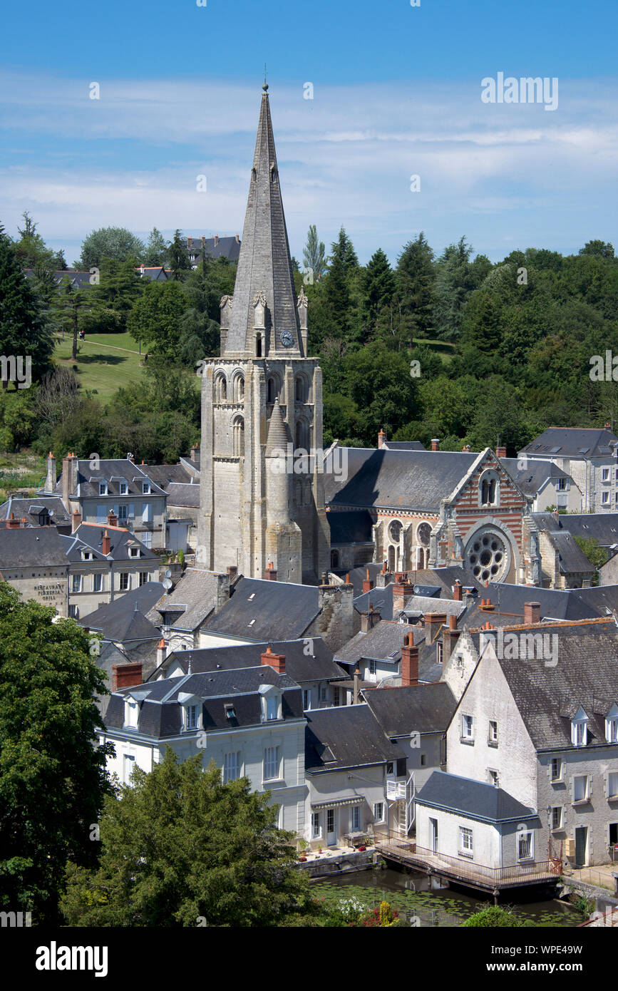 Langeais ville dominée par la tour de l'église Saint Jean Baptiste Touraine France Banque D'Images