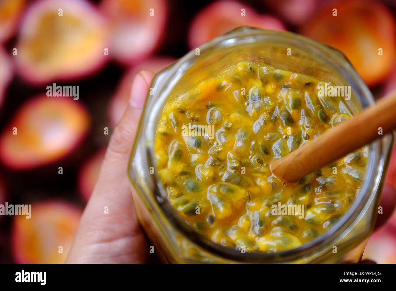 Close up jar jus de pâte molle et les graines à l'intérieur des fruits de la passion ou Passiflora edulis, une sorte de fruit qui louche la nutrition, délicieux sur disque couenne ba Banque D'Images