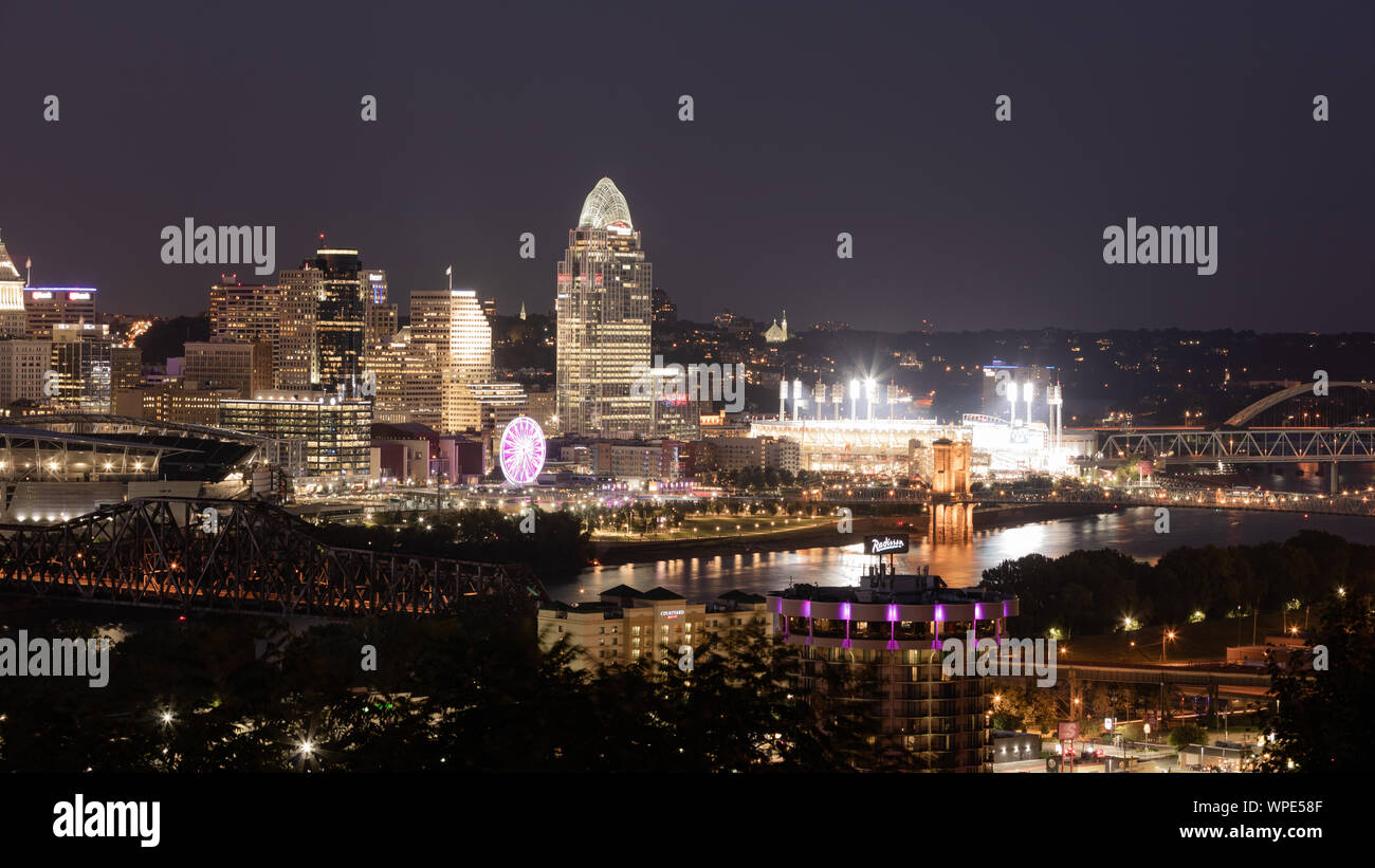 Horizon de Cincinnati de l'autre côté de la rivière la nuit Banque D'Images