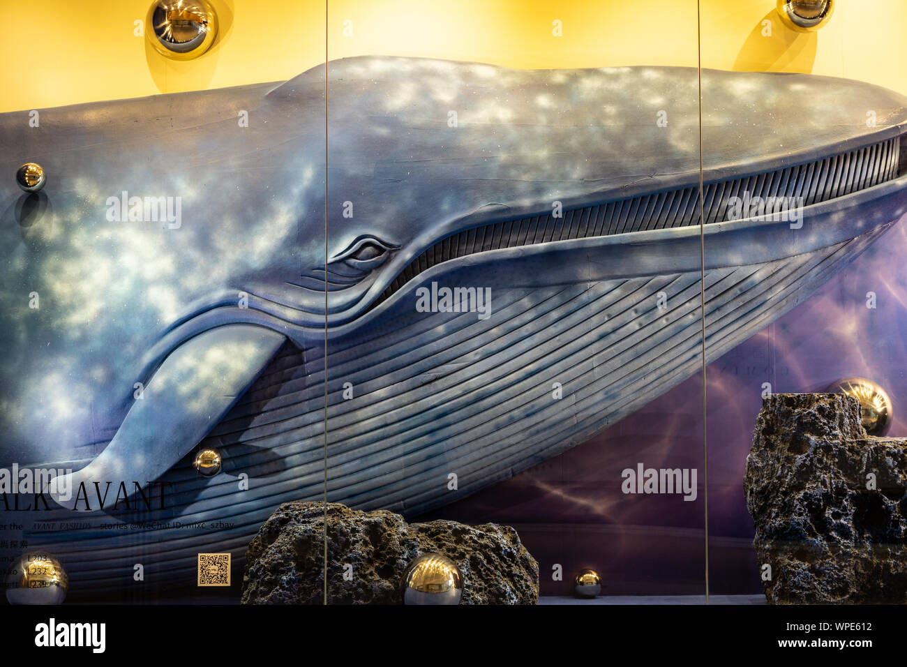 Bas-relief sculpture de baleine bleue au centre commercial Shenzhen, Chine Banque D'Images