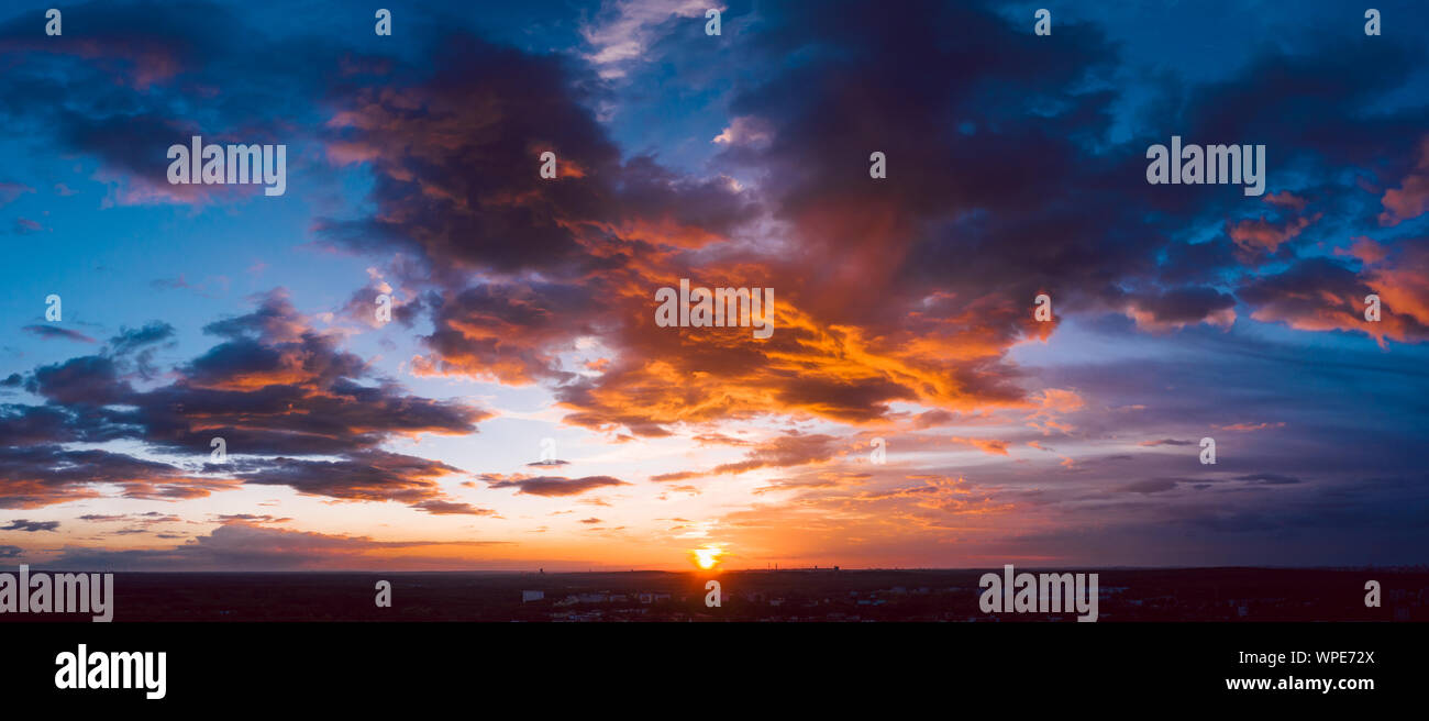 Ciel orange spectaculaire au coucher du soleil Banque D'Images