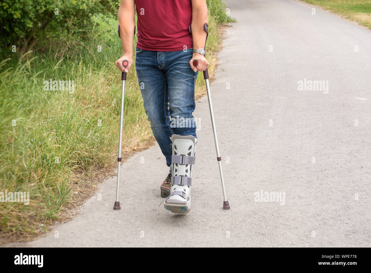 Exercices de marche avec des béquilles et une orthèse sur la jambe Banque D'Images