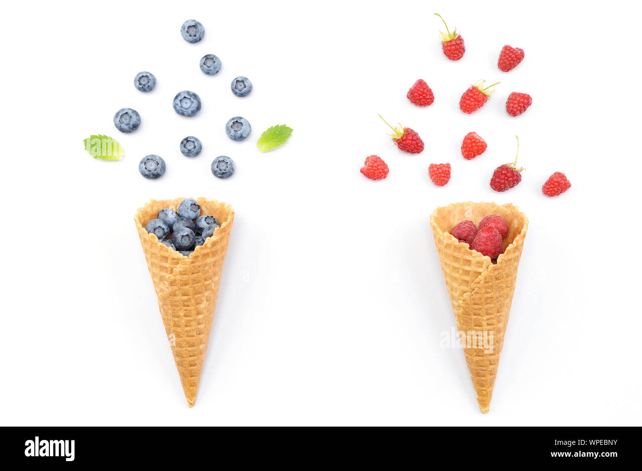J'ai gaufré de cônes. Concept créatif photo de cônes alvéolés remplis de fraises et de bleuets de l'été frais.Les baies de tomber d'une gaufre de cônes. Banque D'Images