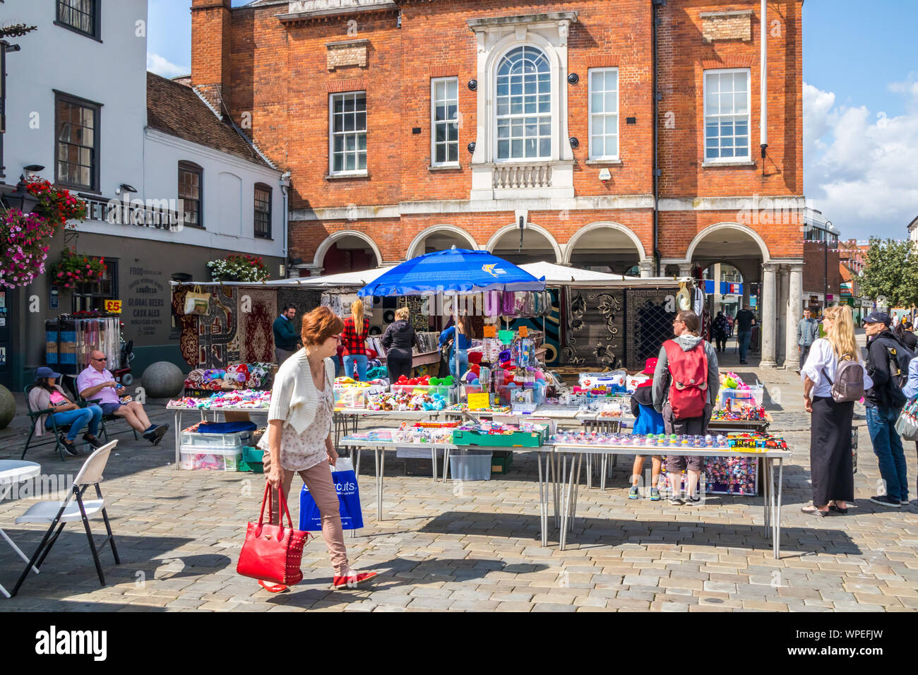 High Wycombe, en Angleterre - 20 août 2019 : Les gens qui marchent le long de la rue principale le jour du marché. Le marché a lieu 3 jours par semaine. Banque D'Images