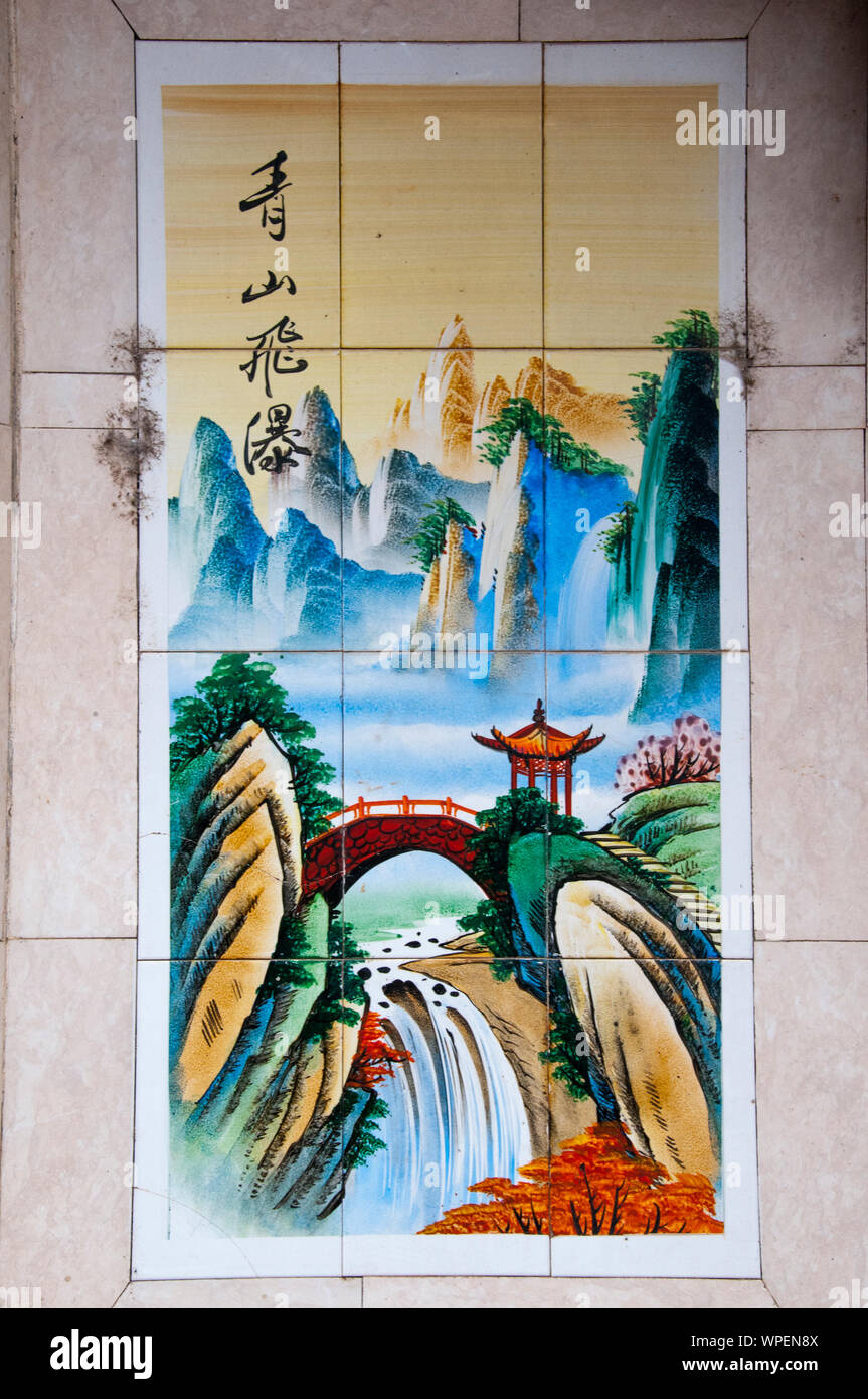 Paysage traditionnel idéalisée représentée sur des carreaux émaillés, Shuhe, Lijiang, Yunnan, Chine Banque D'Images