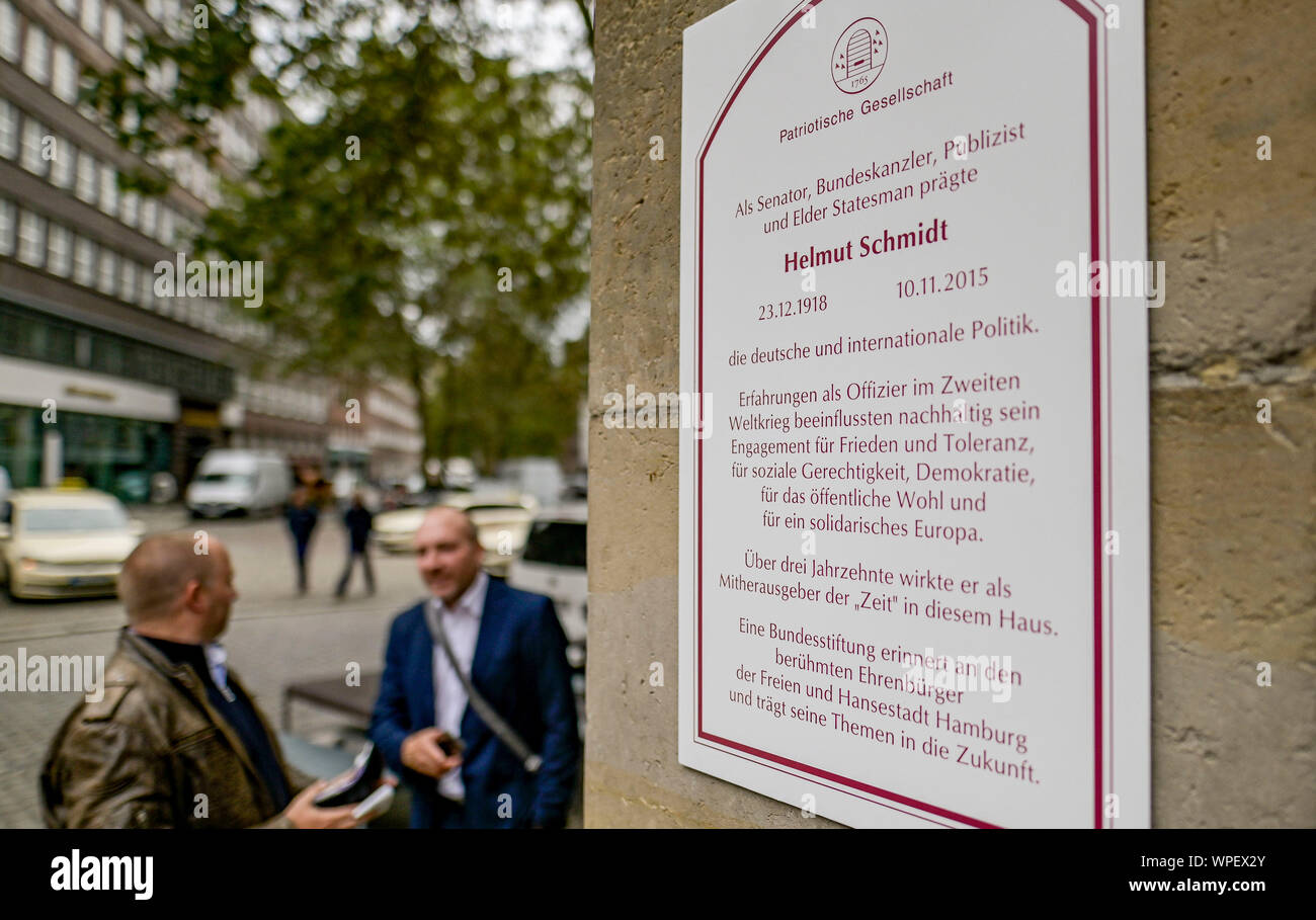Hambourg, Allemagne. 09Th Sep 2019. Une plaque commémorative pour l'ancien chancelier Helmut Schmidt est jointe à la 'Zeit' bâtiment. Avec cette plaque, la société patriotique de 1765 commémore l'ancien chancelier fédéral. Schmidt a travaillé comme co-éditeur de l'hebdomadaire 'Die Zeit' depuis plus de 30 ans. Axel Heimken Crédit :/dpa/Alamy Live News Banque D'Images