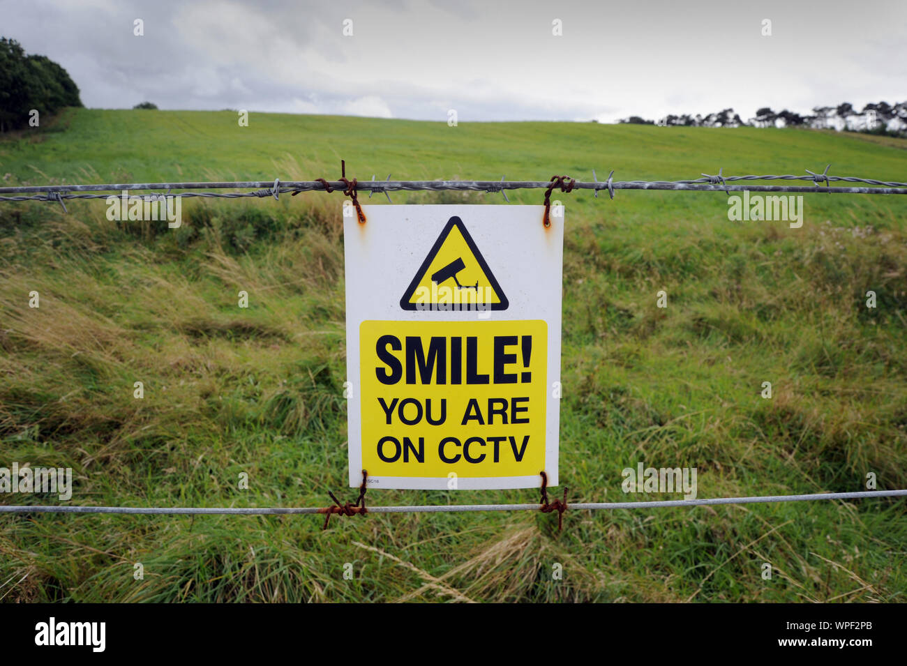 'SMILE' CCTV SIGN ON CLÔTURE RURALE RURAL CRIME NOUVEAU BRUISSEMENT DU VOL DE MOUTONS ANIMAUX ETC UK Banque D'Images