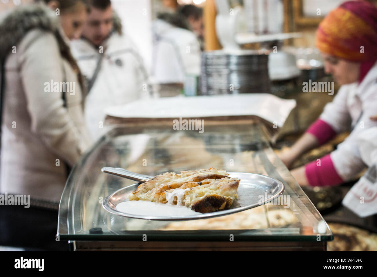 Traditionnelle bosniaque, fast food rue : tarte de Bosnie et cevapcici servi au restaurant et buregdzinica cevabdzinica Banque D'Images