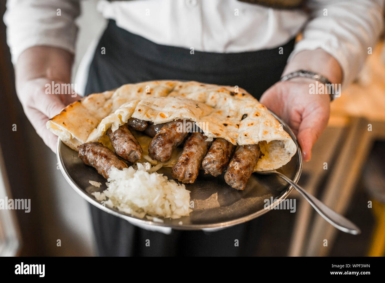 Traditionnelle bosniaque, fast food rue : tarte de Bosnie et cevapcici servi au restaurant et buregdzinica cevabdzinica Banque D'Images