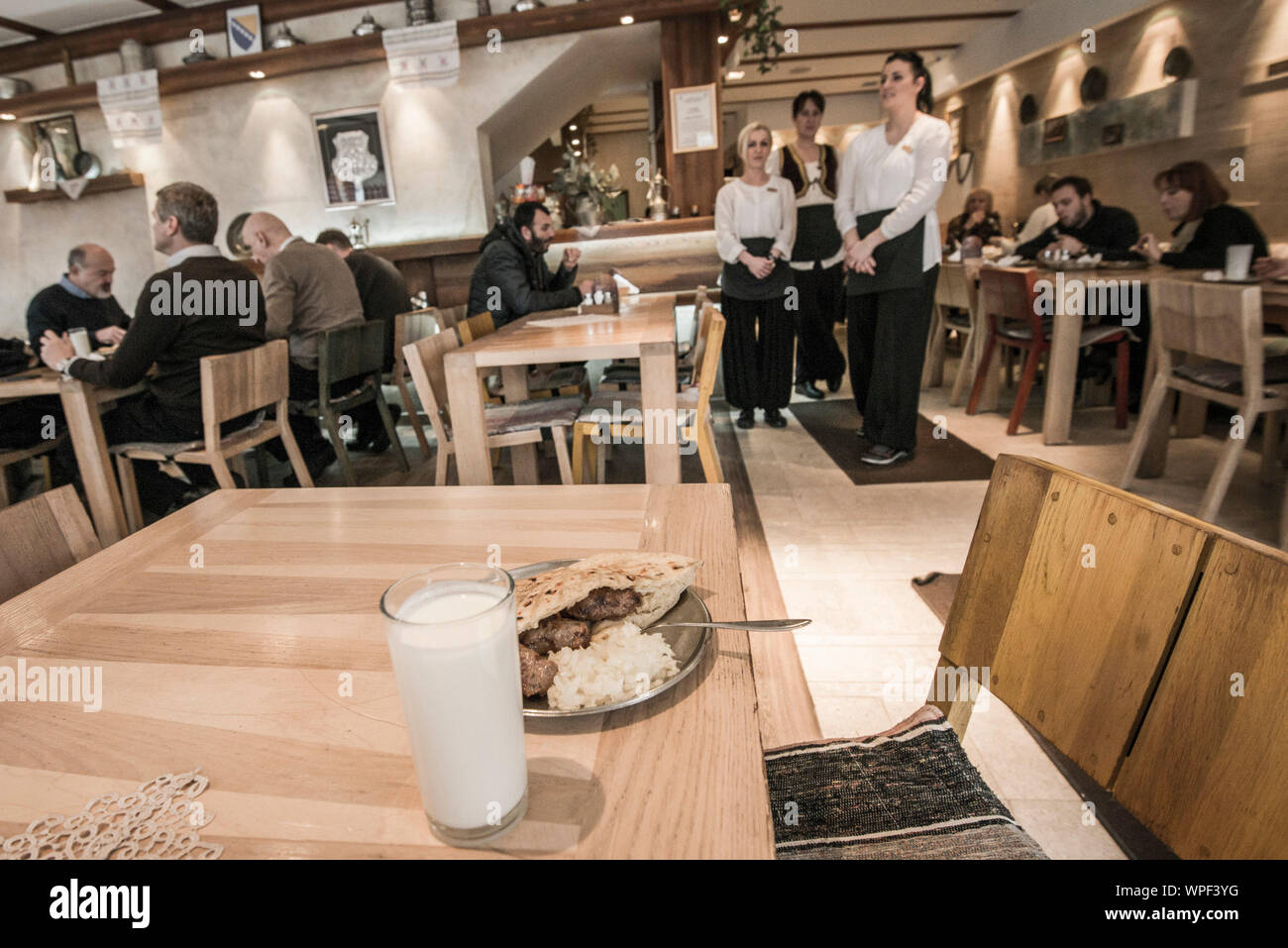 Traditionnelle bosniaque, fast food rue : tarte de Bosnie et cevapcici servi au restaurant et buregdzinica cevabdzinica Banque D'Images