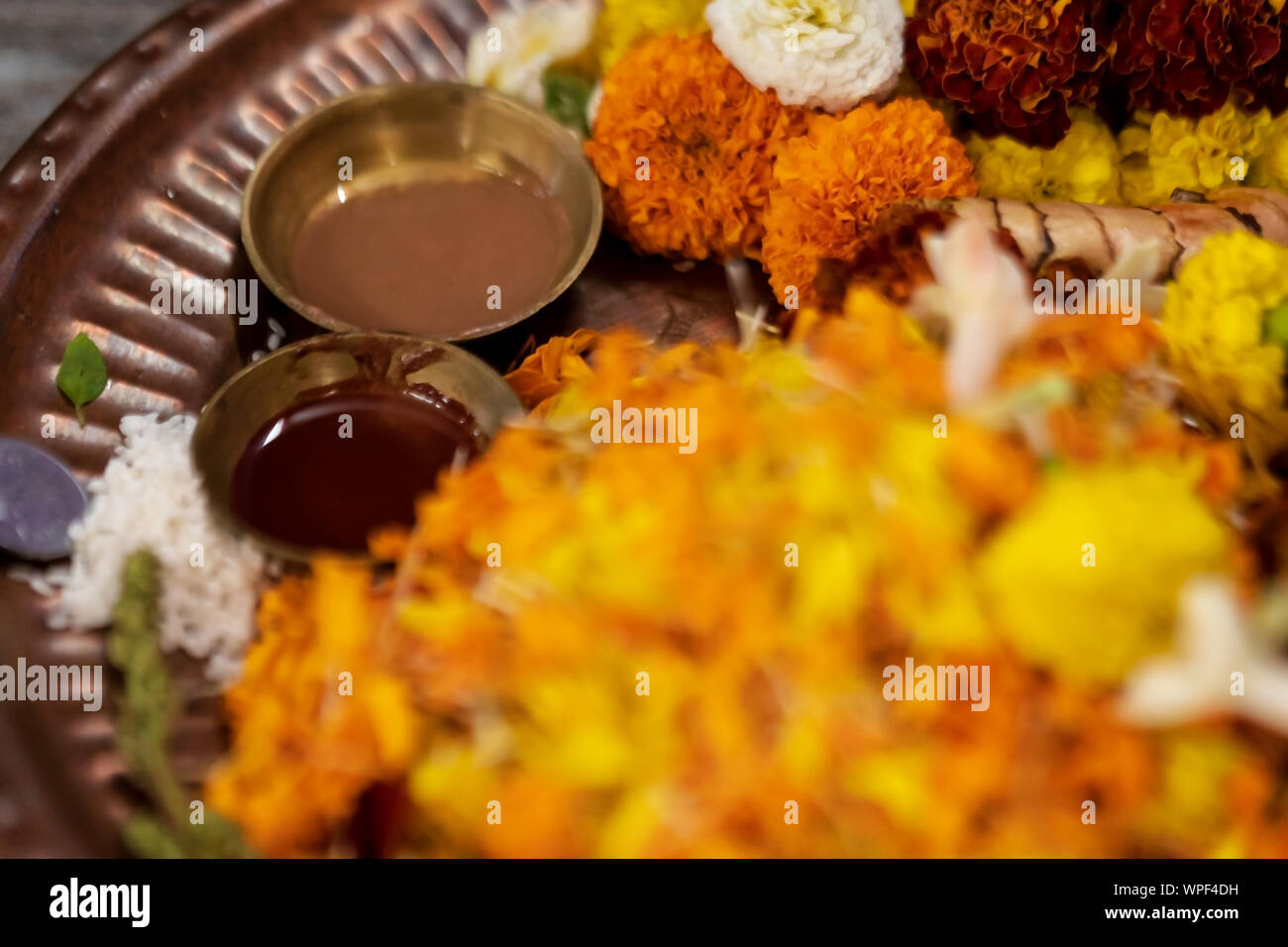 Thali Puja avec beaucoup de fleurs et d'chadan préparé pour pushpanjali dans durga puja. L'accent sélective tourné pour le fond avec l'espace pour le texte. Banque D'Images