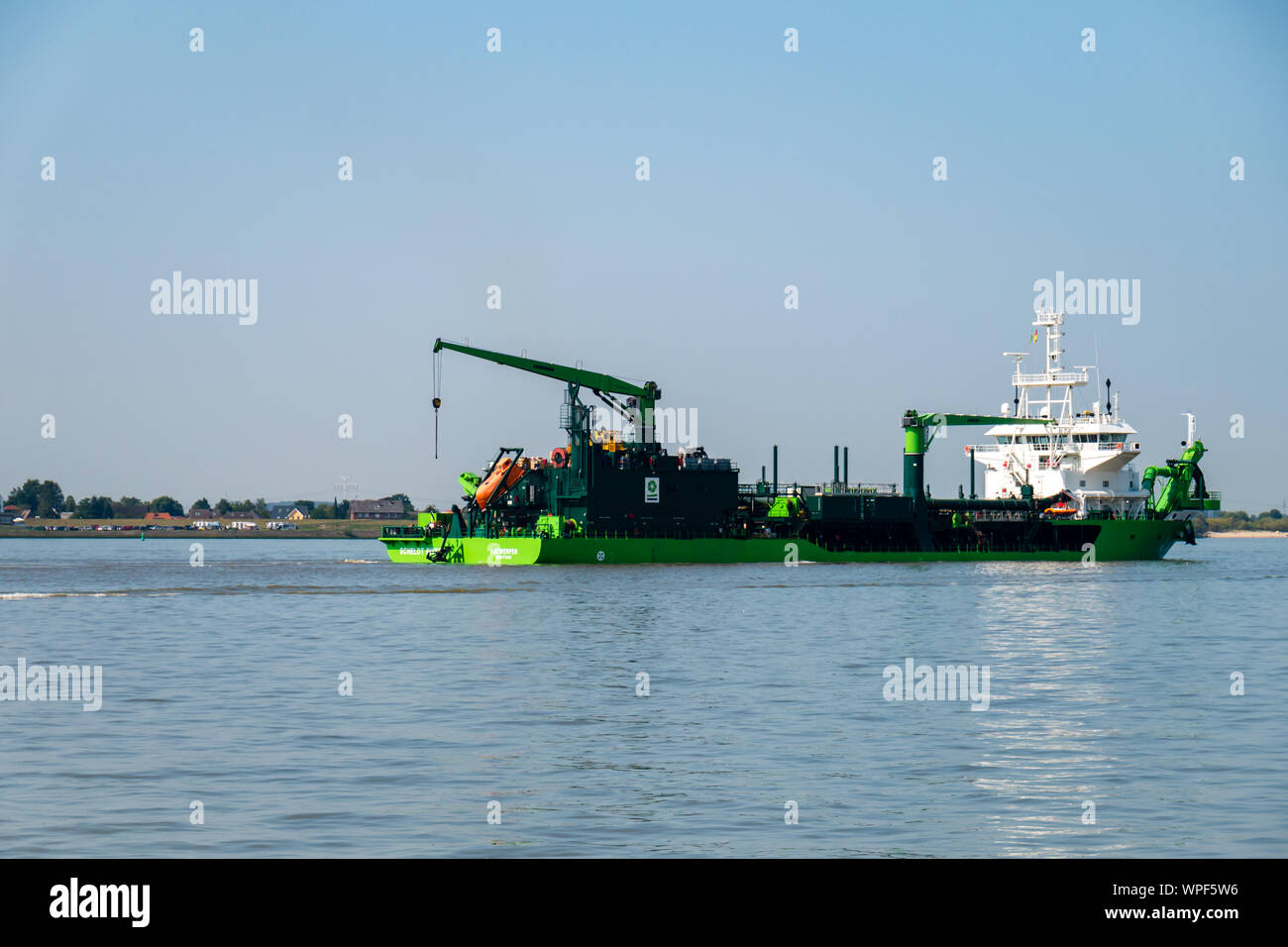 Stadersand, Allemagne - le 25 août 2019 : Hopper Drague Schwedt River l'approfondissement du chenal sur la rivière de l'Elbe à jour brumeux. Banque D'Images