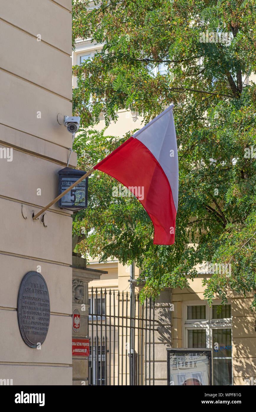 Drapeau national polonais et belles maisons de la place du marché de la vieille ville de Varsovie, Pologne. Le drapeau national de la Pologne sur la façade de l'h Banque D'Images