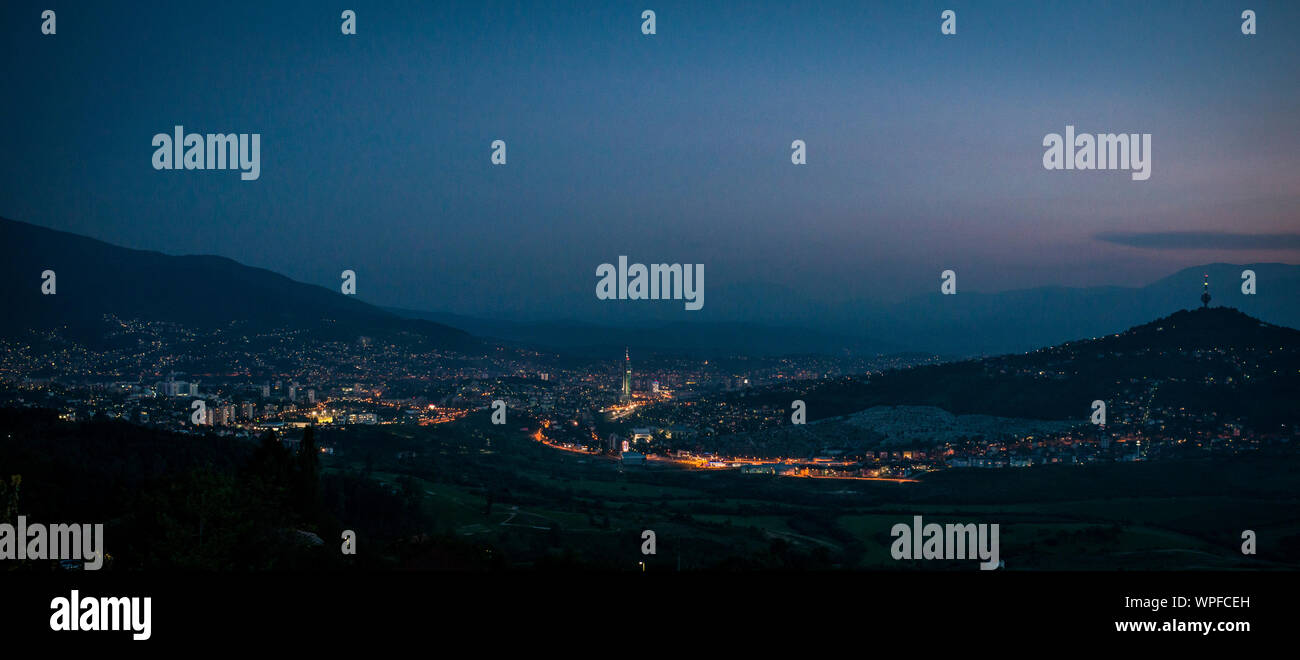 Sarajevo skyline at night avec les lumières de la ville Banque D'Images
