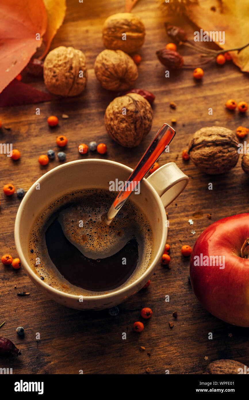 Le café du matin d'automne est sur la table, Close up selective focus Banque D'Images