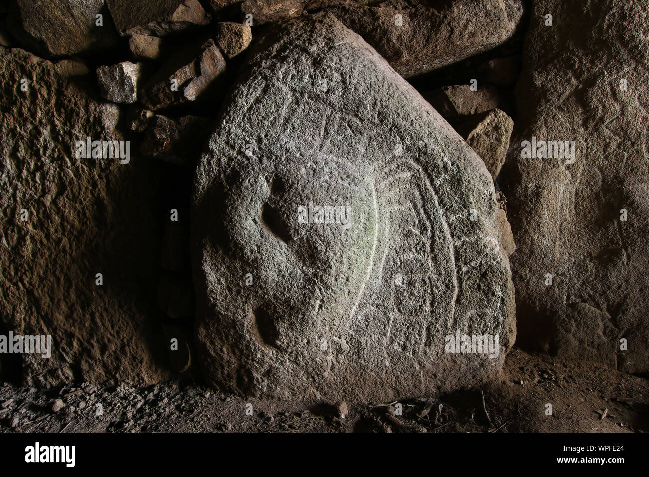 Des formes mystérieuses gravées sur une pierre dans l'un des dolmens Mane Kerioned, Carnac, Bretagne, France Banque D'Images