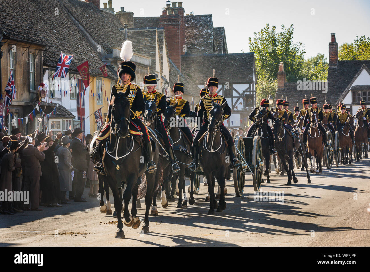 La troupe Kings Royal Horse Artillery pendant le tournage d'un film de smash TV tapez Downton Abbey pour le cinéma. La scène a été tourné dans le haut St le National Trust village de Lacock dans le Wiltshire avec 80 chevaux et d'armes à feu et plus de 250 figurants acclamations et agitaient des drapeaux comme la parade passée. Banque D'Images
