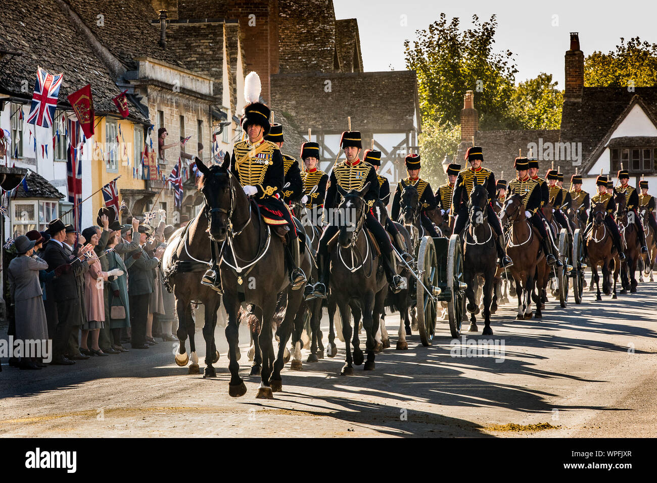 La troupe Kings Royal Horse Artillery pendant le tournage d'un film de smash TV tapez Downton Abbey pour le cinéma. La scène a été tourné dans le haut St le National Trust village de Lacock dans le Wiltshire avec 80 chevaux et d'armes à feu et plus de 250 figurants acclamations et agitaient des drapeaux comme la parade passée. Banque D'Images