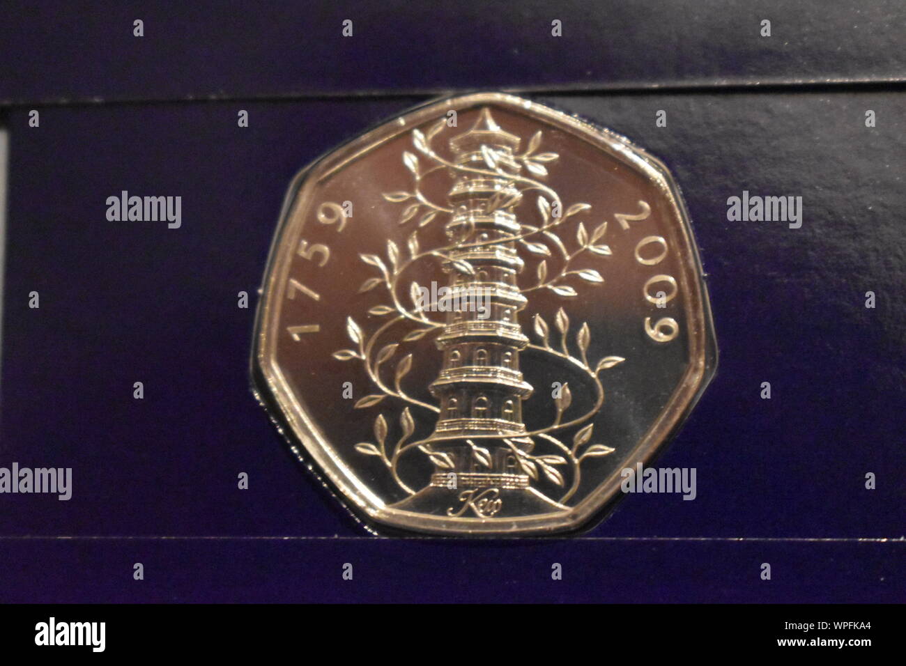 Un véritable Kew Gardens 50p réédité en 2019. Cette pièce est uncirculated et se trouve dans un cas protégé avec un fond bleu marine. Banque D'Images
