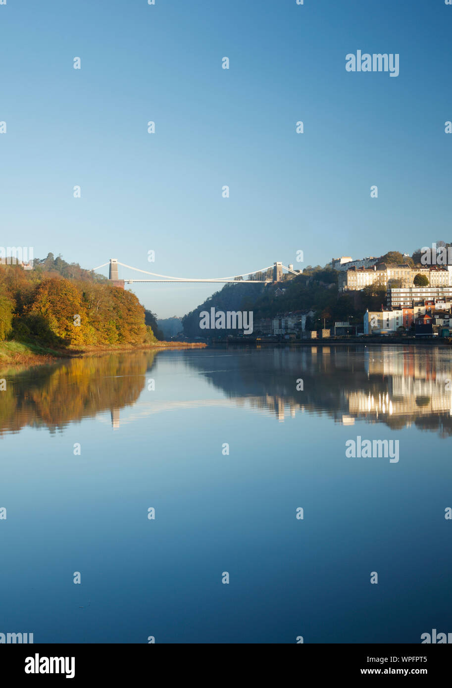 Pont suspendu de Clifton et de condensats chauds reflète dans la rivière Avon. Bristol. UK. Banque D'Images